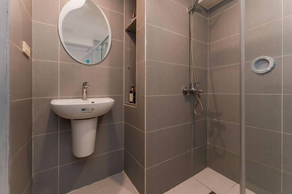 Airport Express Hostel E-527, 2 Minutes To Airport,Fast Wifi, Free Netflix Мактан Екстериор снимка